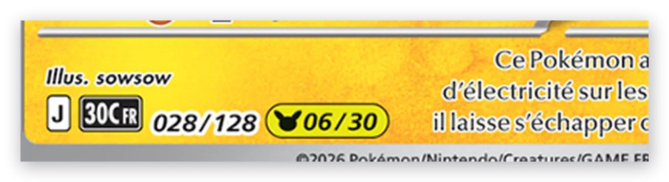 Bas de carte d’un Pikachu 30ᵉ Anniversaire montrant la double numérotation 028/128 et 06/30